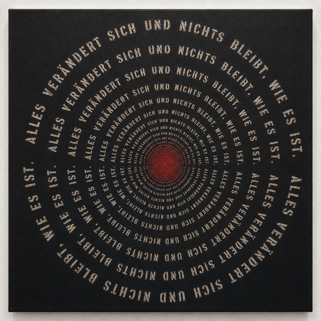 Konzentrische Kreise aus immer gleichem, kleiner werdendem Text auf dunklem Grund